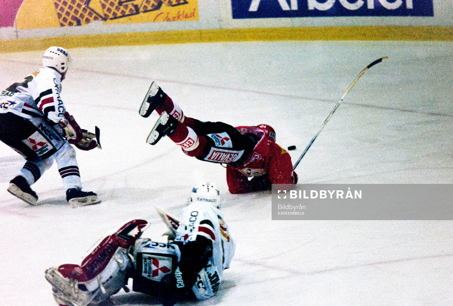Rögles målvakt Kenneth Johansson bjuder brynäs Ove Molin