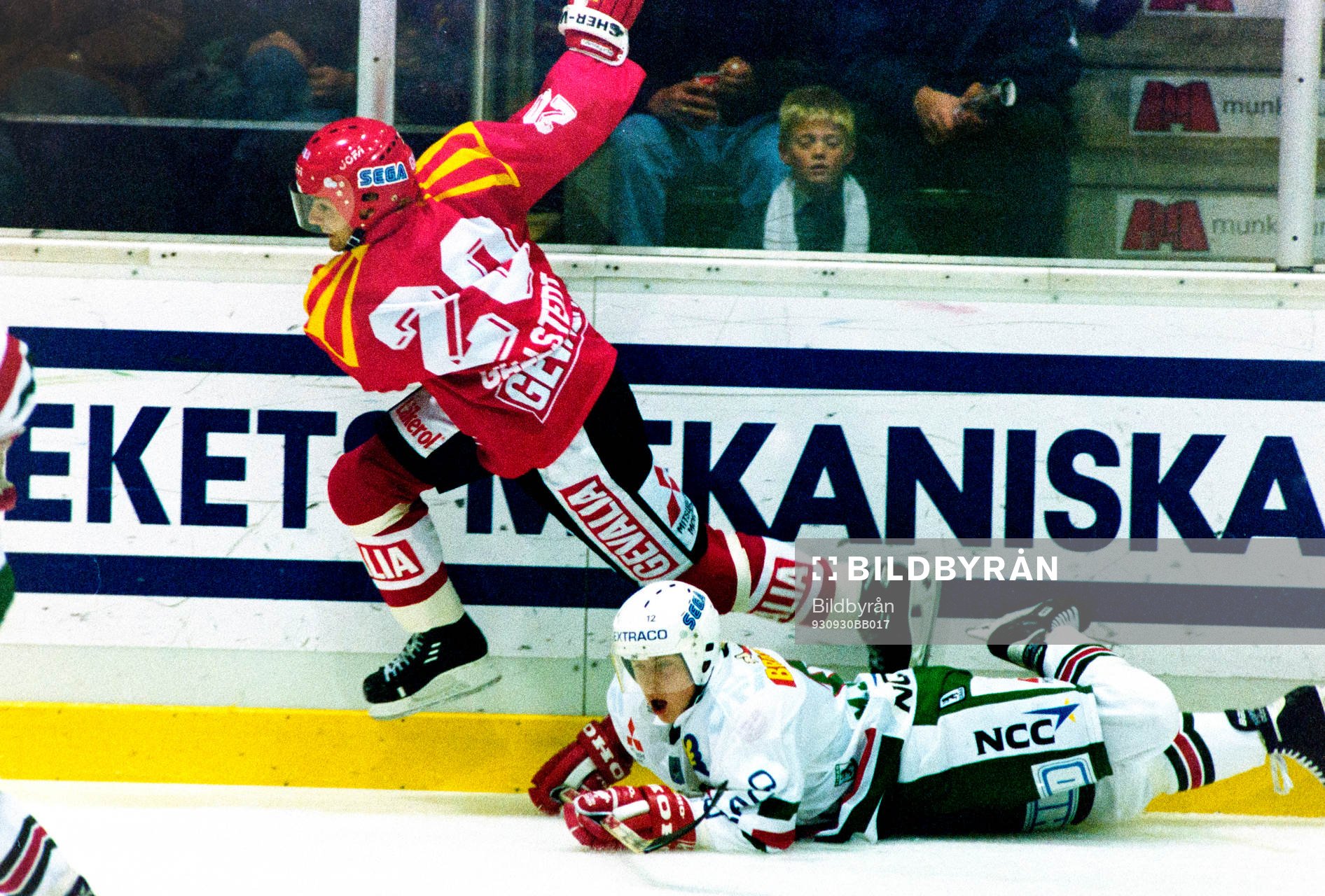 Brynäs Niklas Gällstedt flyger över rögles Michael