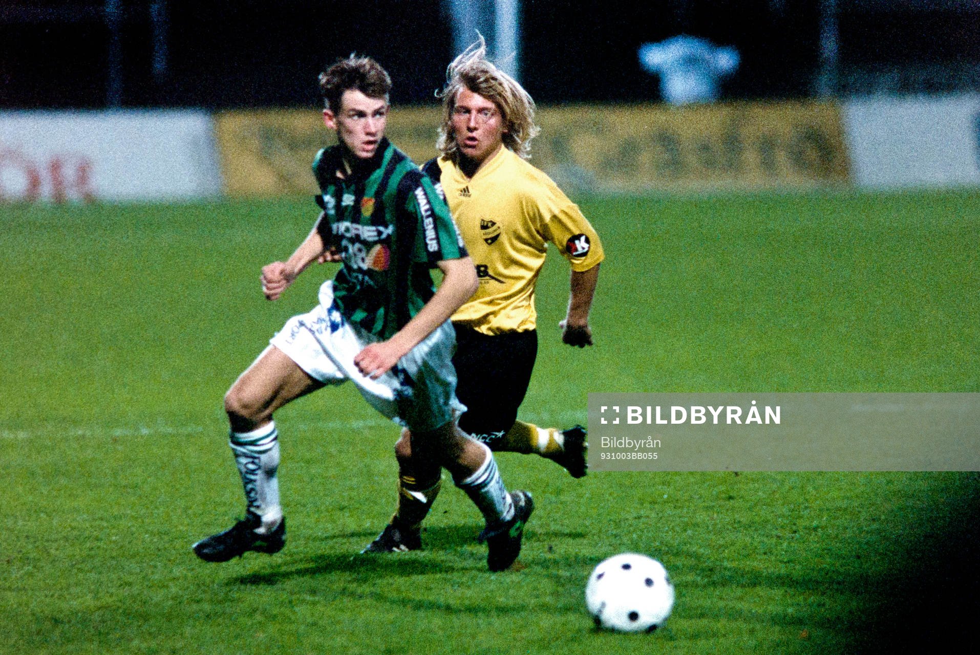 Fotboll, Div 1 Södra, Gais - IFK Hässleholm, 0-4: Johan Hoff, Hässleholm i ryggen på en gaisspelare.