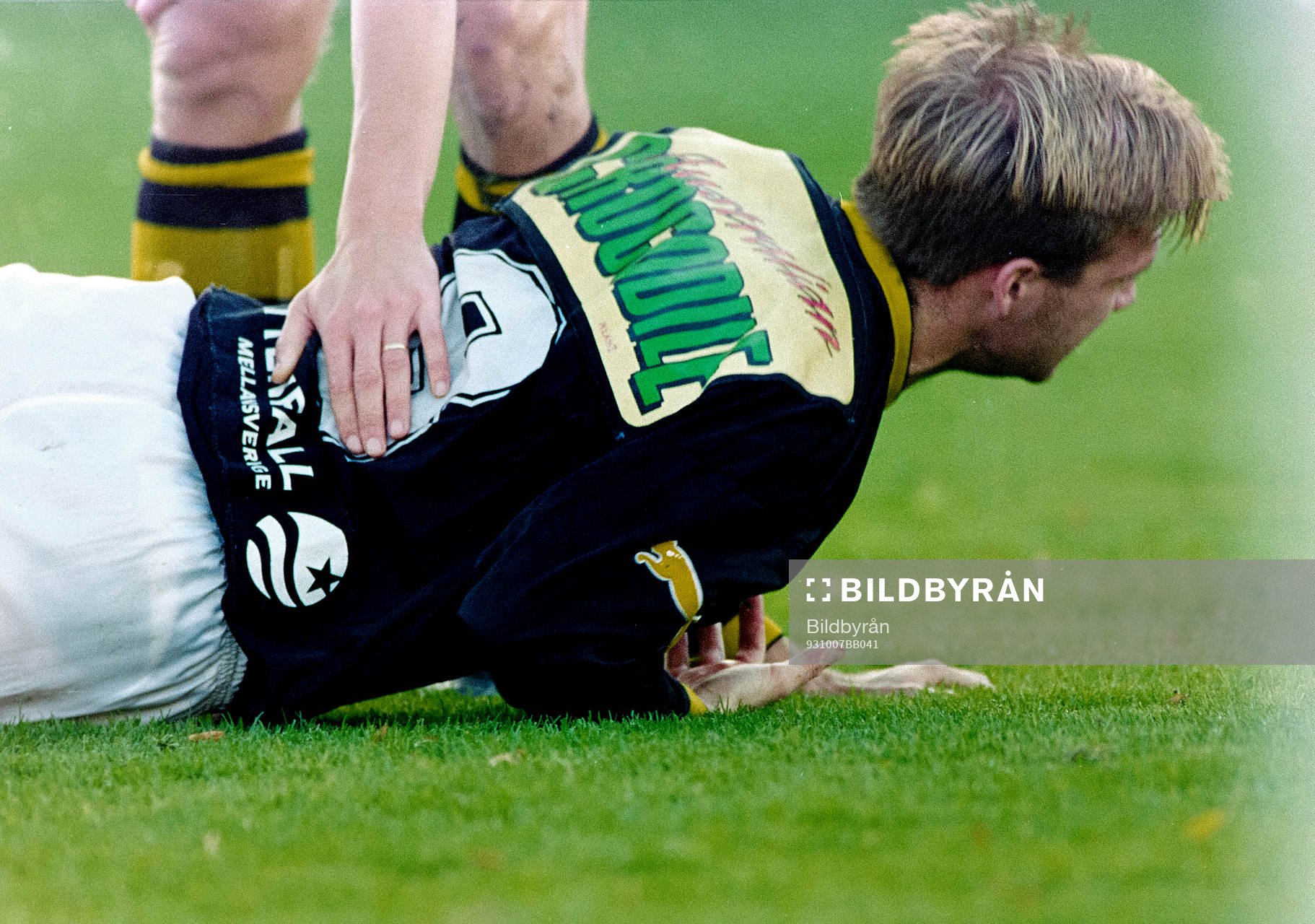 Kim Bergstrand, AIK ligger skadad på planen