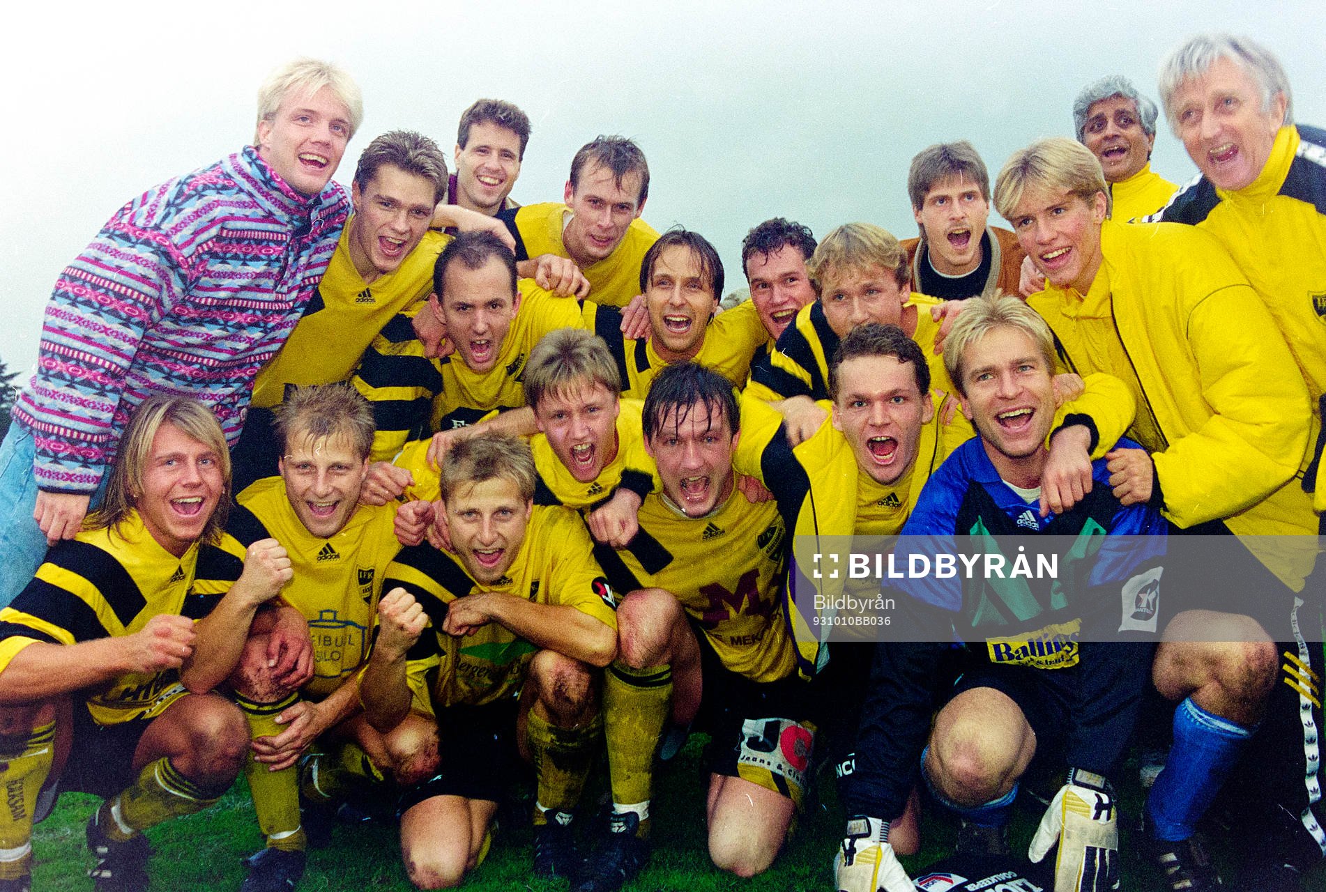 Fotboll, Div 1 Södra, IFK Hässleholm - Skövde, 1-0: Jubel i Hässleholm efter segern och andraplats i serien. Bakre raden fr. v Percy Olsson, Per Nilsson, Michael Nicolin, Miguel Toré, Peter Olsson, Christian Öhrn, Martin Rokicki, Anders Karlsson, Henrik Harletun, Ken Linde, Debkumar Sarkar och Arne Jönsson. Främre raden Johan Hoff, Håkan Andersson, Christer Andersson, Stefan Jansson, Patrik Lennartsson, Fredrik Persson och Benny Johansson, målvakt.