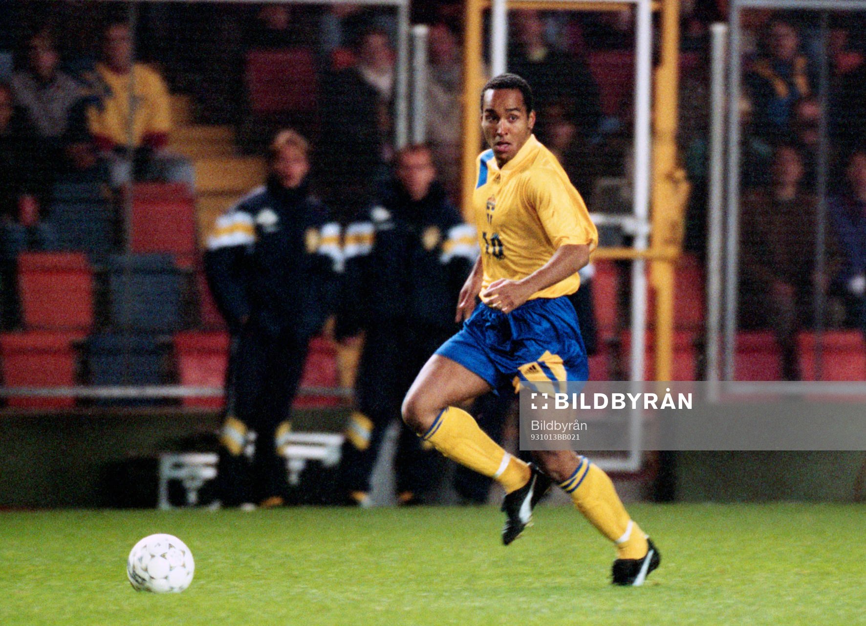 Martin Dahlin med bollen