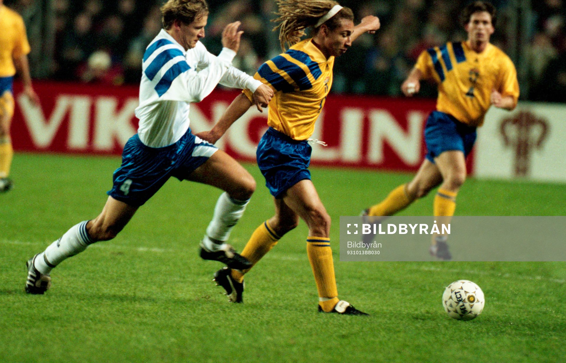 Henrik Larsson uppvaktas av en finländare