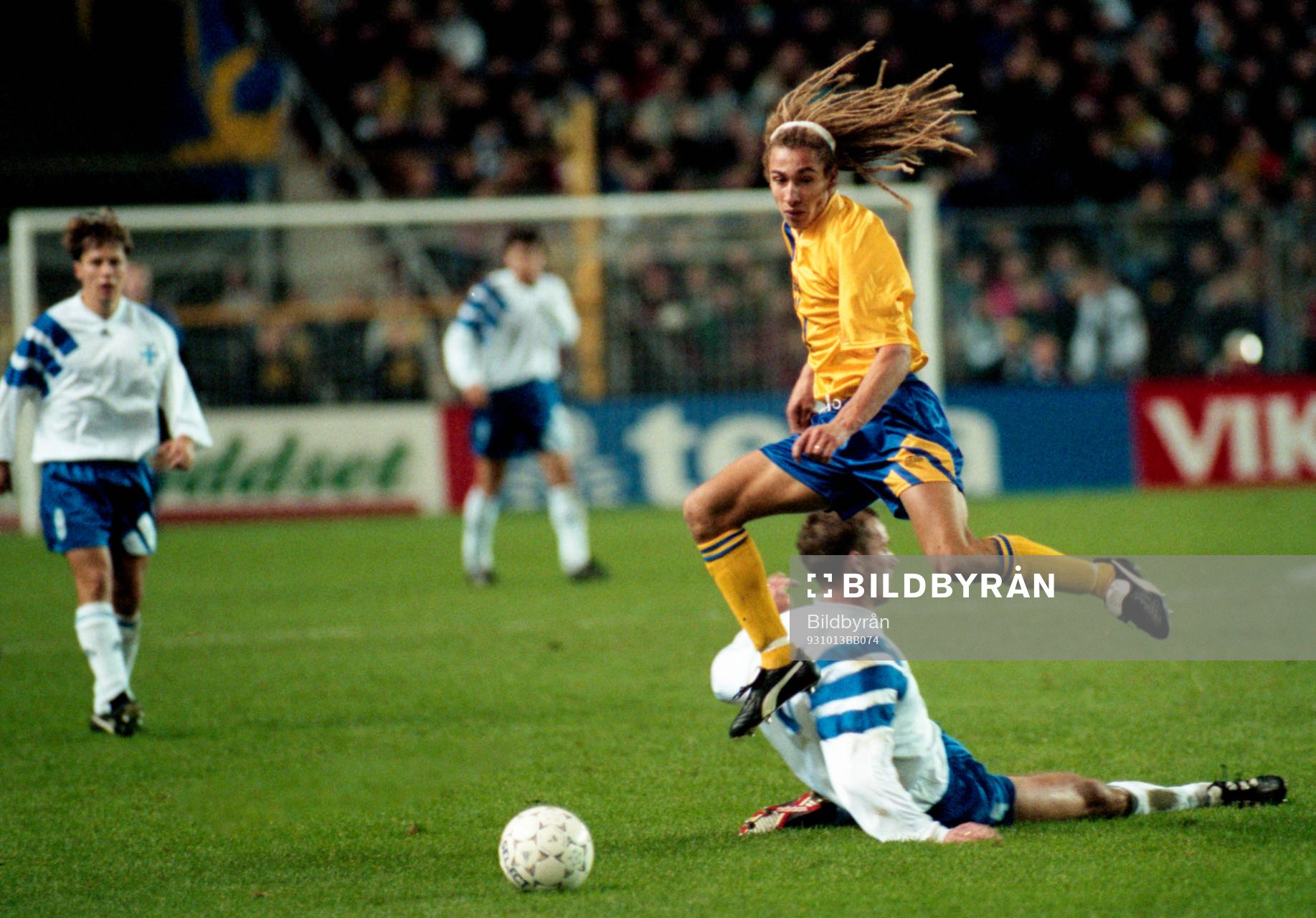 Henrik Larsson flyger över en finländare