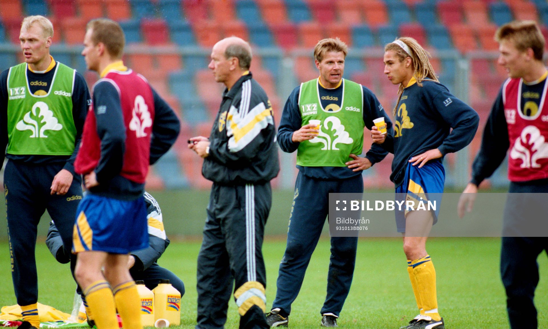  Tommy Svensson, förbundskapten med spelarna. Klas Ingesson, Roland Nilsson och Henrik Larsson samtalar.