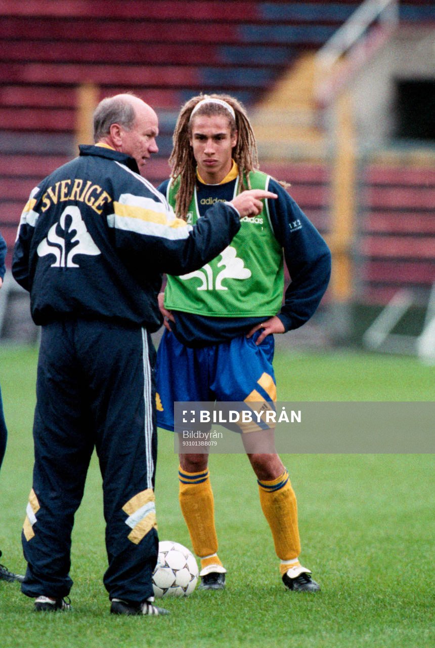  Tommy Svensson, förbundskapten instruerar Henrik Larsson.