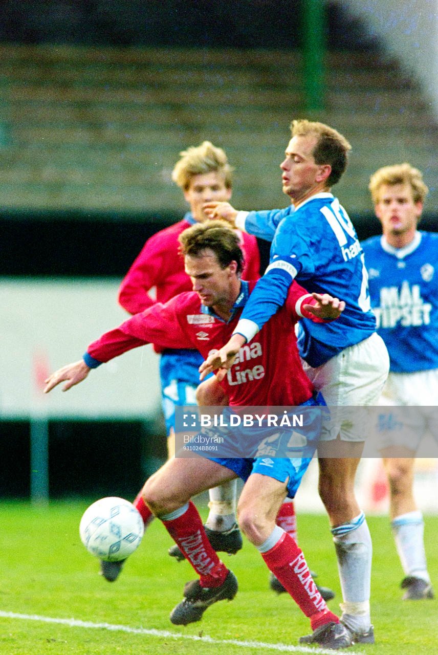 Fotboll, Allsvenskan, Örgryte - Halmstad, 2-0: Tommy Andersson, Halmstad i ryggen på en öisare.