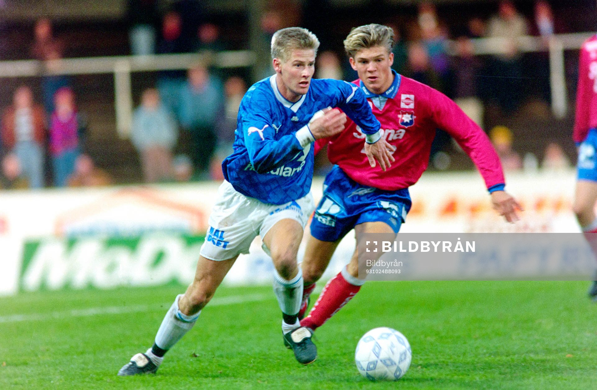 Fotboll, Allsvenskan, Örgryte - Halmstad, 2-0: Anders Johansson, Halmstad tar sig förbi örgrytes Johan Ragnell.