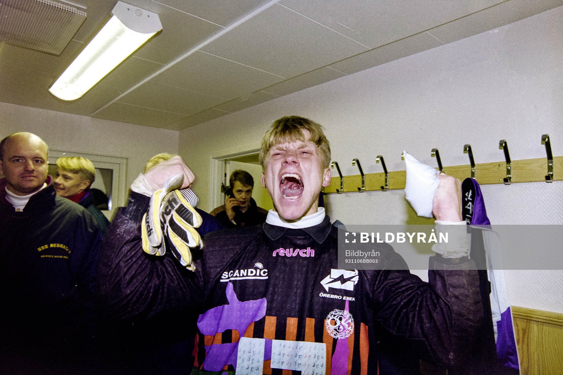  Örebros målvakt Anders Karlsson jublar efter matchen. 0-0 räckte till fortsatt spel i allsvenskan efter 2-2 på bortaplan. 
