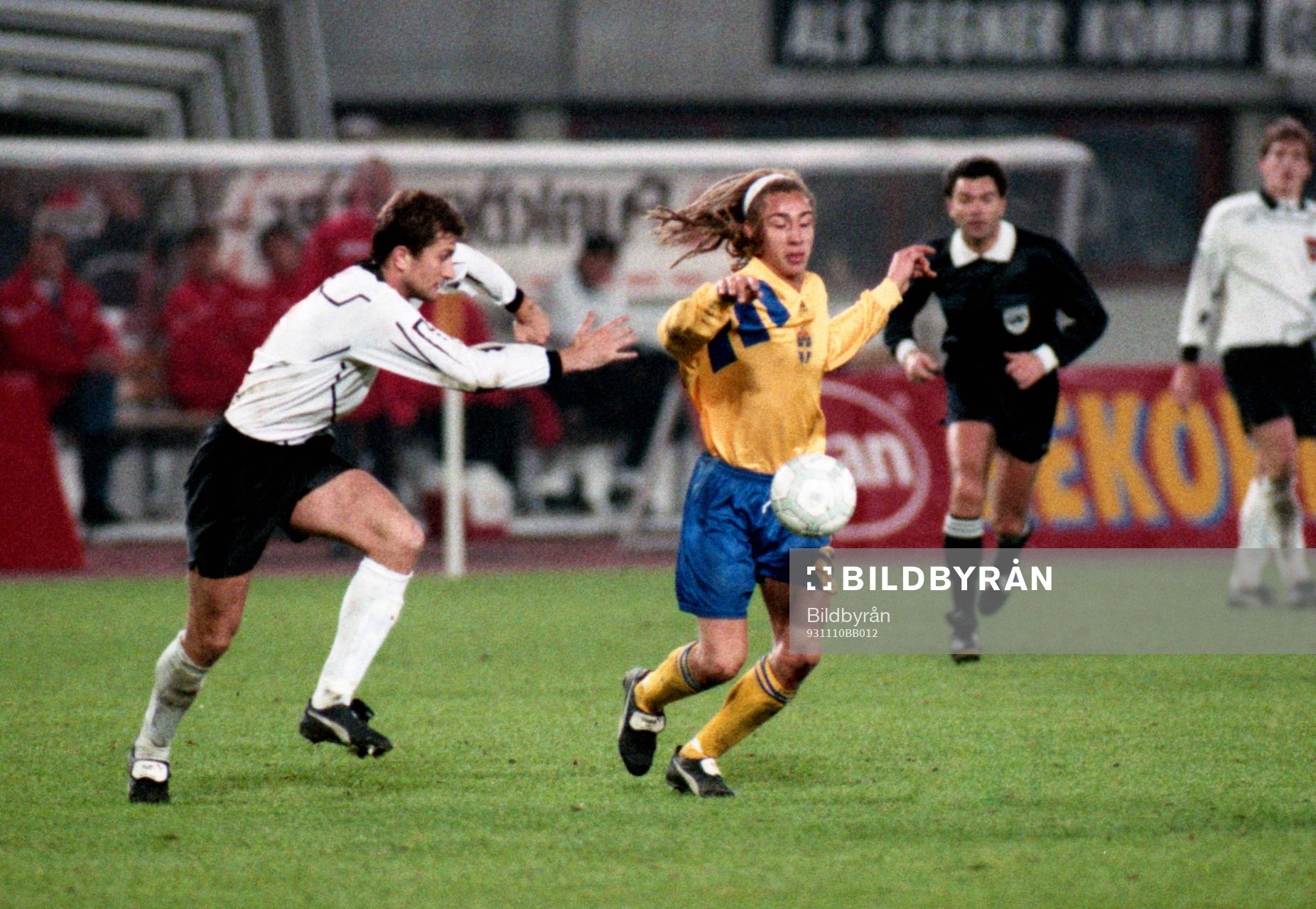 Henrik Larsson i kamp om bollen