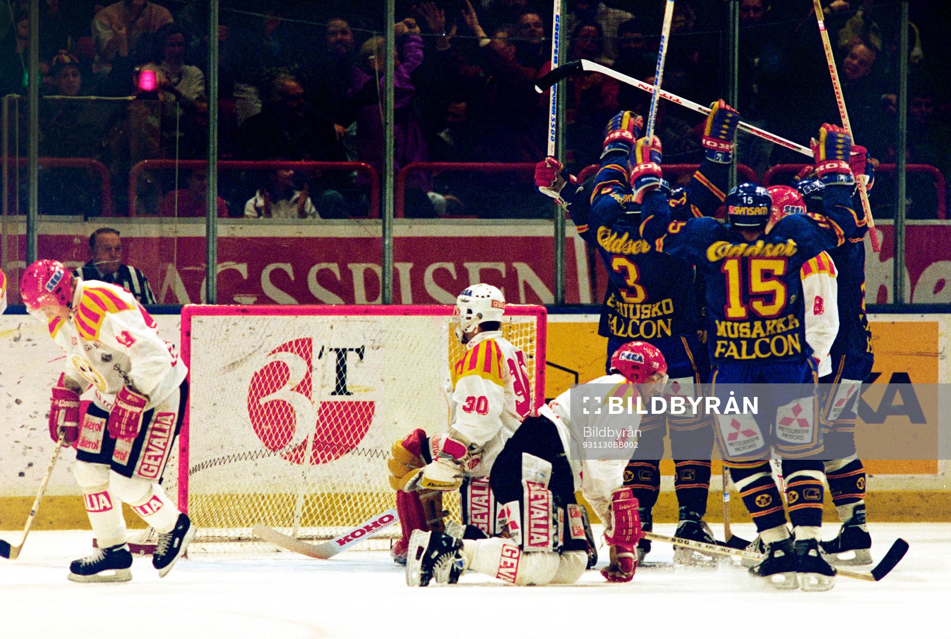 Pucken i mål bakom brynäs målvakt Michael Sundlöv och