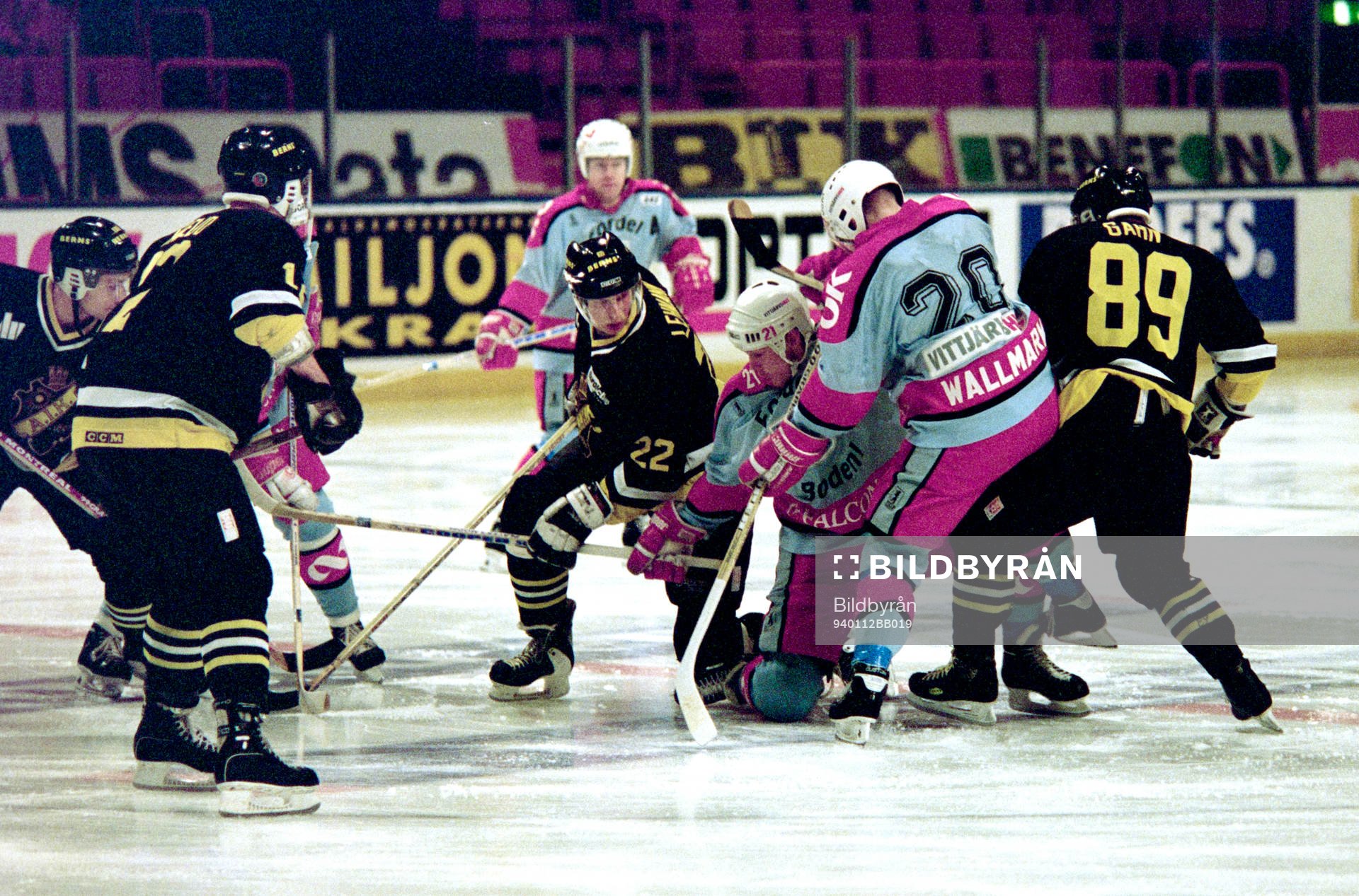 Bodens Mikael Lindholm (21) och Robert Wallmark (20) mellan