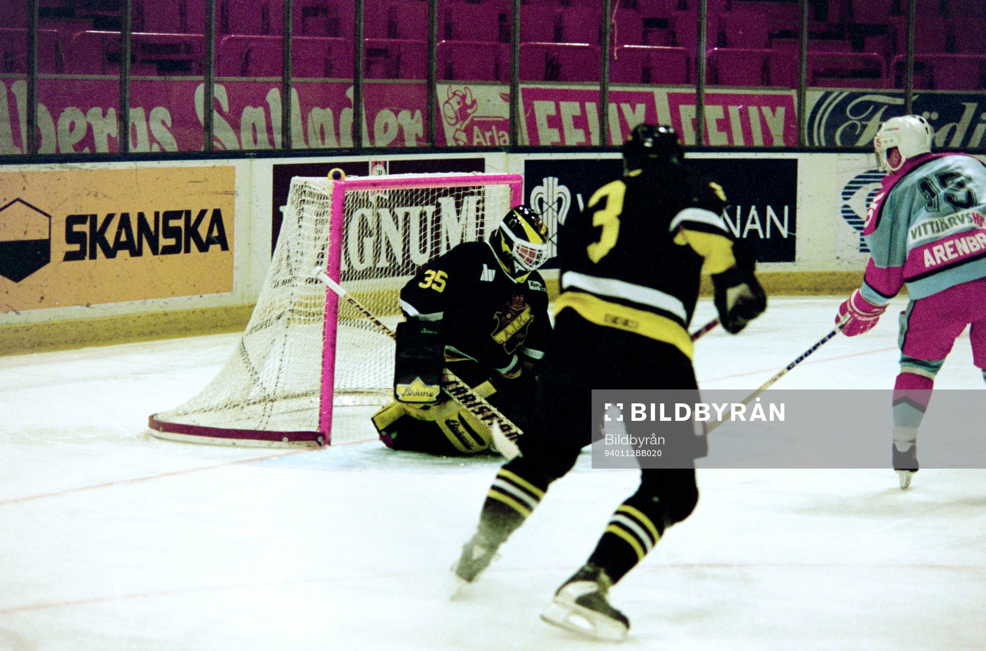 Bodens Henrik Arenbro fri med Sam Lindståhl, målvakt i AIK