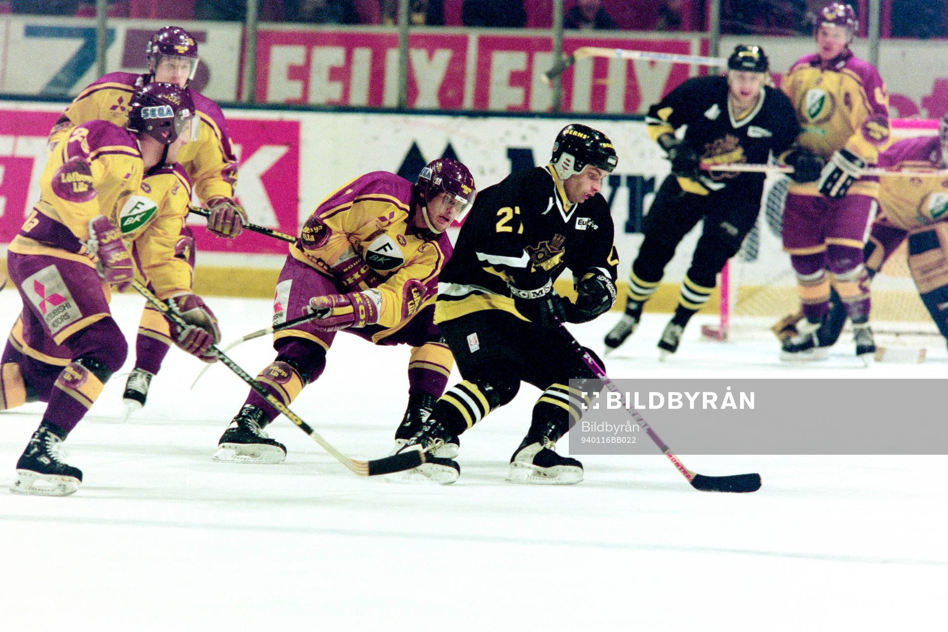 Odd Nilsson, AIK med pucken uppvaktas av Leif Carlsson,
