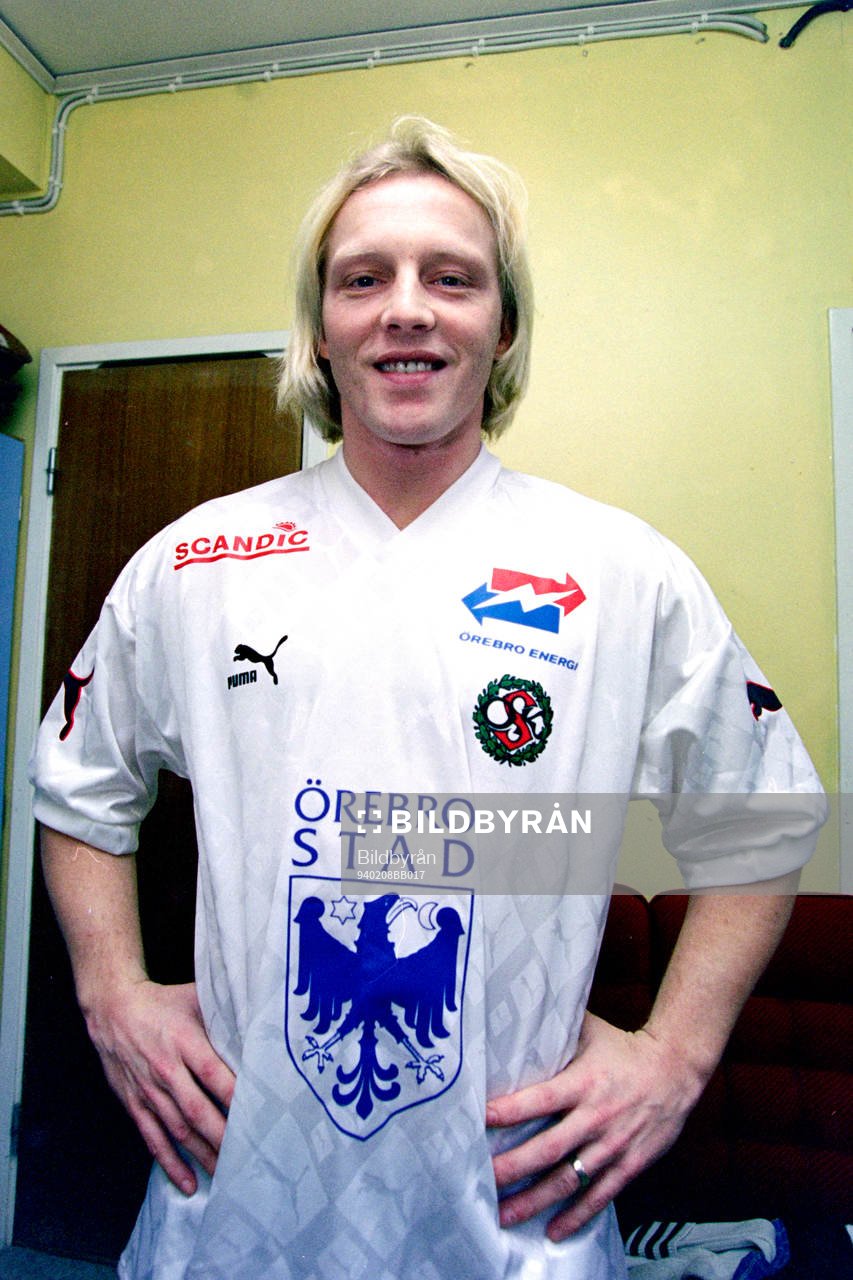 Arnor Gudjohnsen drar på sig matchtröjan