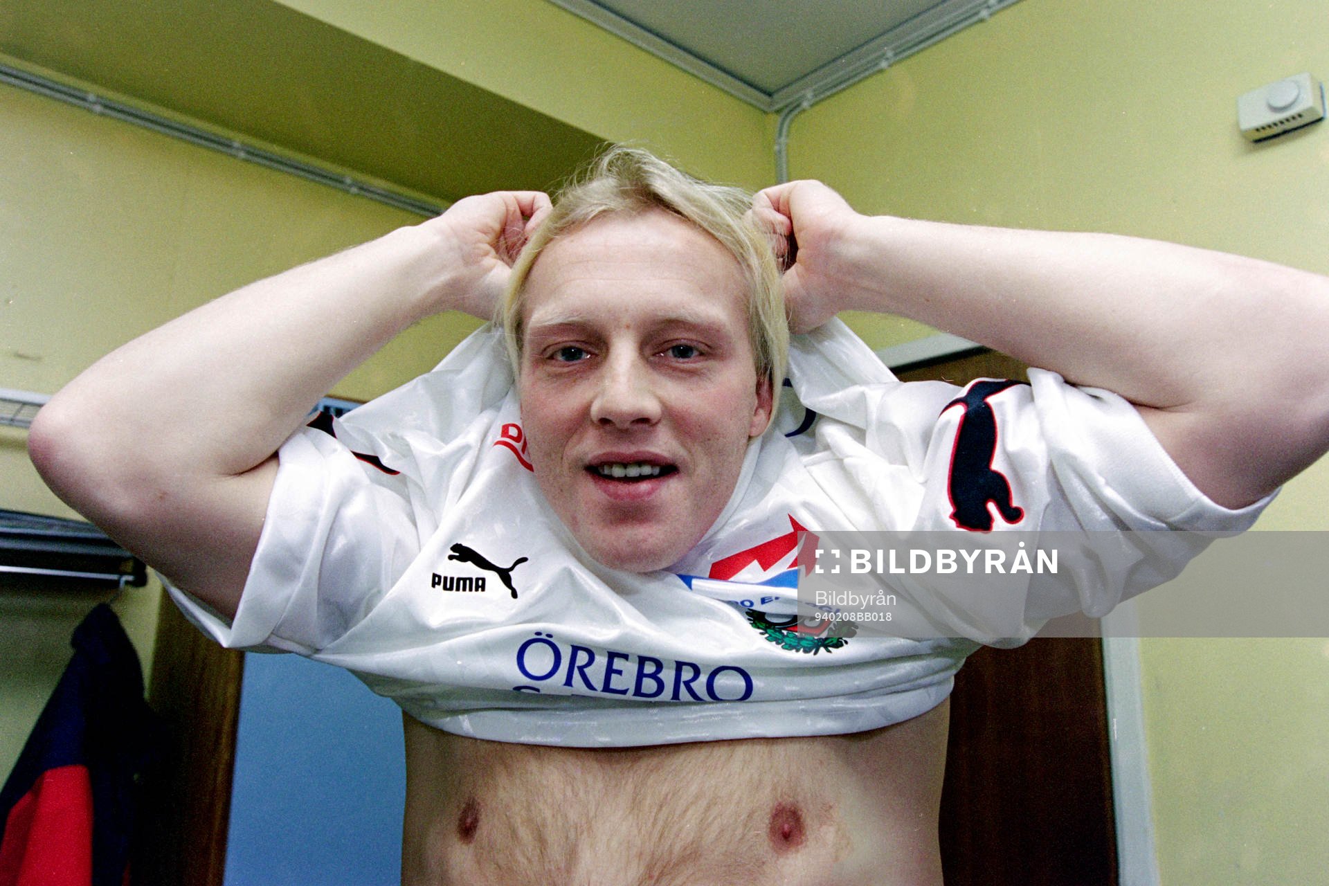 Arnor Gudjohnsen drar på sig matchtröjan