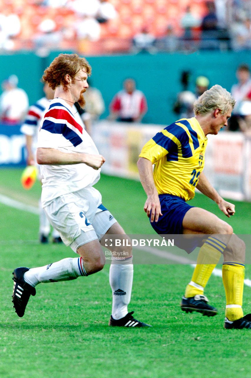 Alexi Lalas, USA i ryggen på Mats Lilienberg, Sverige