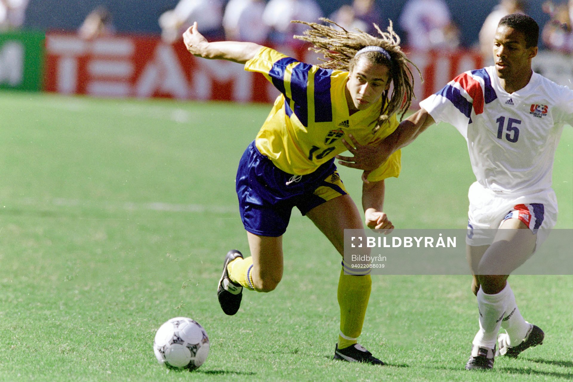 Fotboll, USA  - Sverige, 1-3: Henrik Larsson, Sverige och Desmond Armstrong, USA
