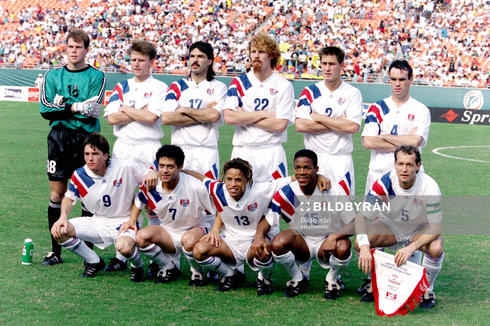 Fotboll, USA - Sverige, 1-3: Lagbild bakre fr.v. Brad Friedel, målvakt, Janusz Michallik, Marcelo Balboa, Alexi Lalas, Mike Lapper, Mike Burns. Främre fr.v. Joe-Max Moore, Hugo Perez, Cobi Jones, Desmond Armstrong, Thomas Dooley, USA.