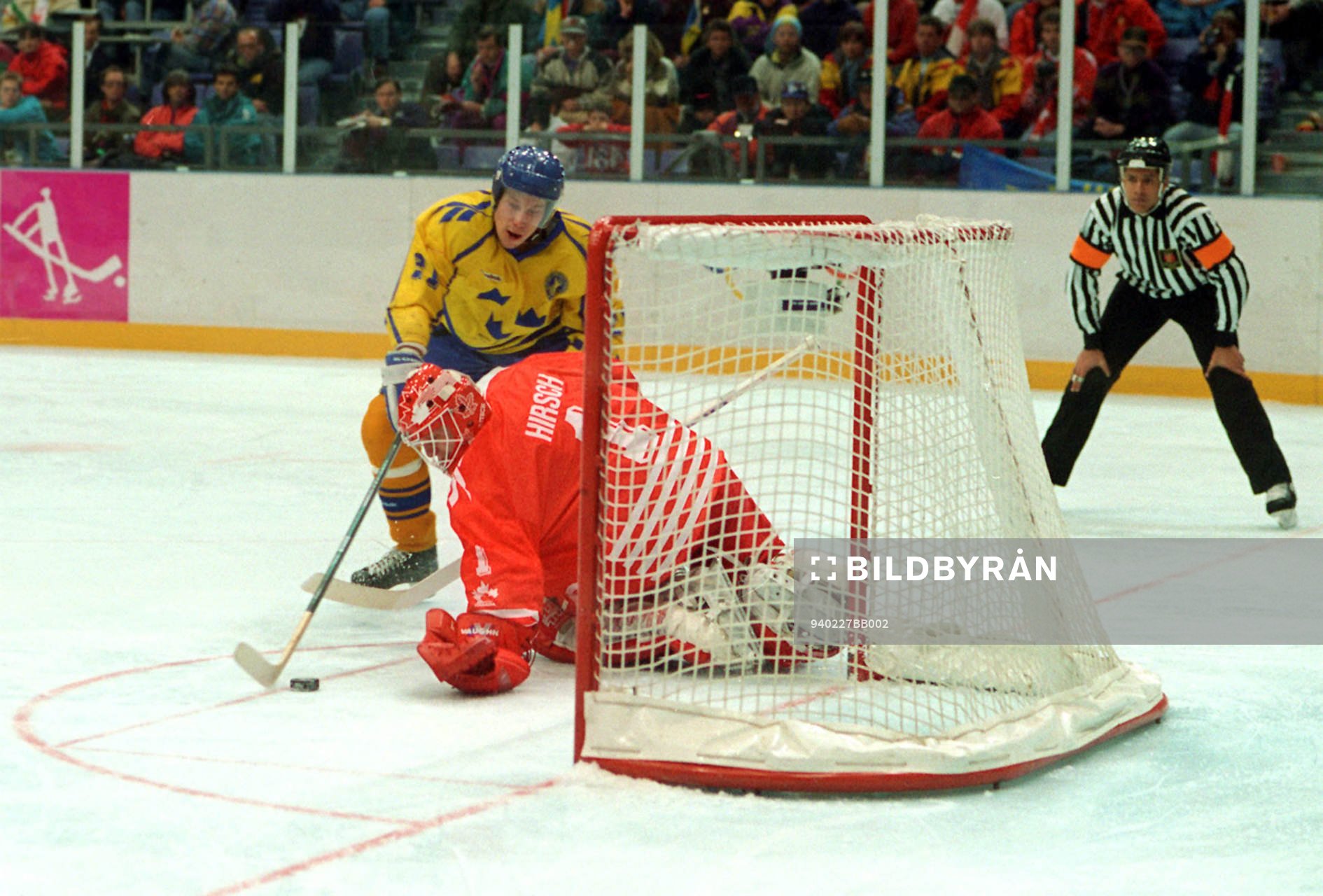 Peter Forsberg gör bort Corey Hirsch, Kanada, på ett