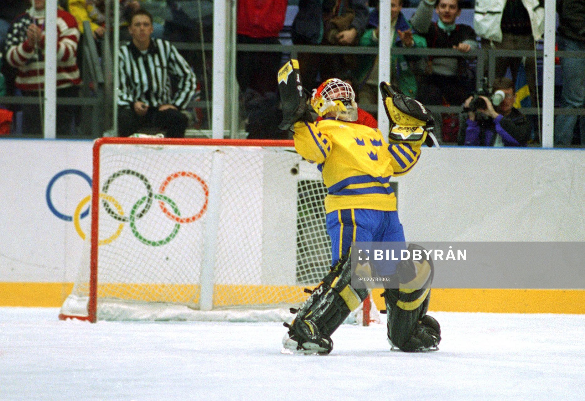Tommy Salo, målvakt, Sverige. jublar