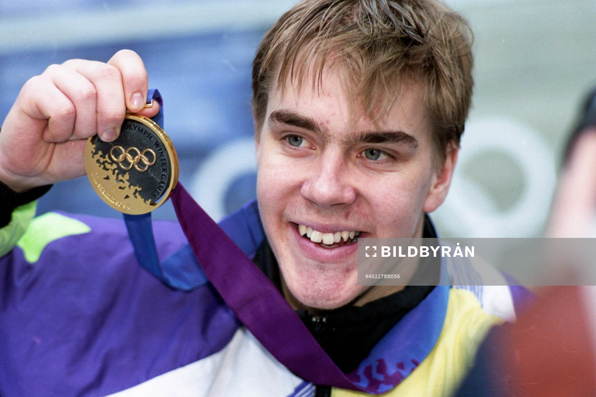 Matchhjälten Tommy Salo med guldmedaljen