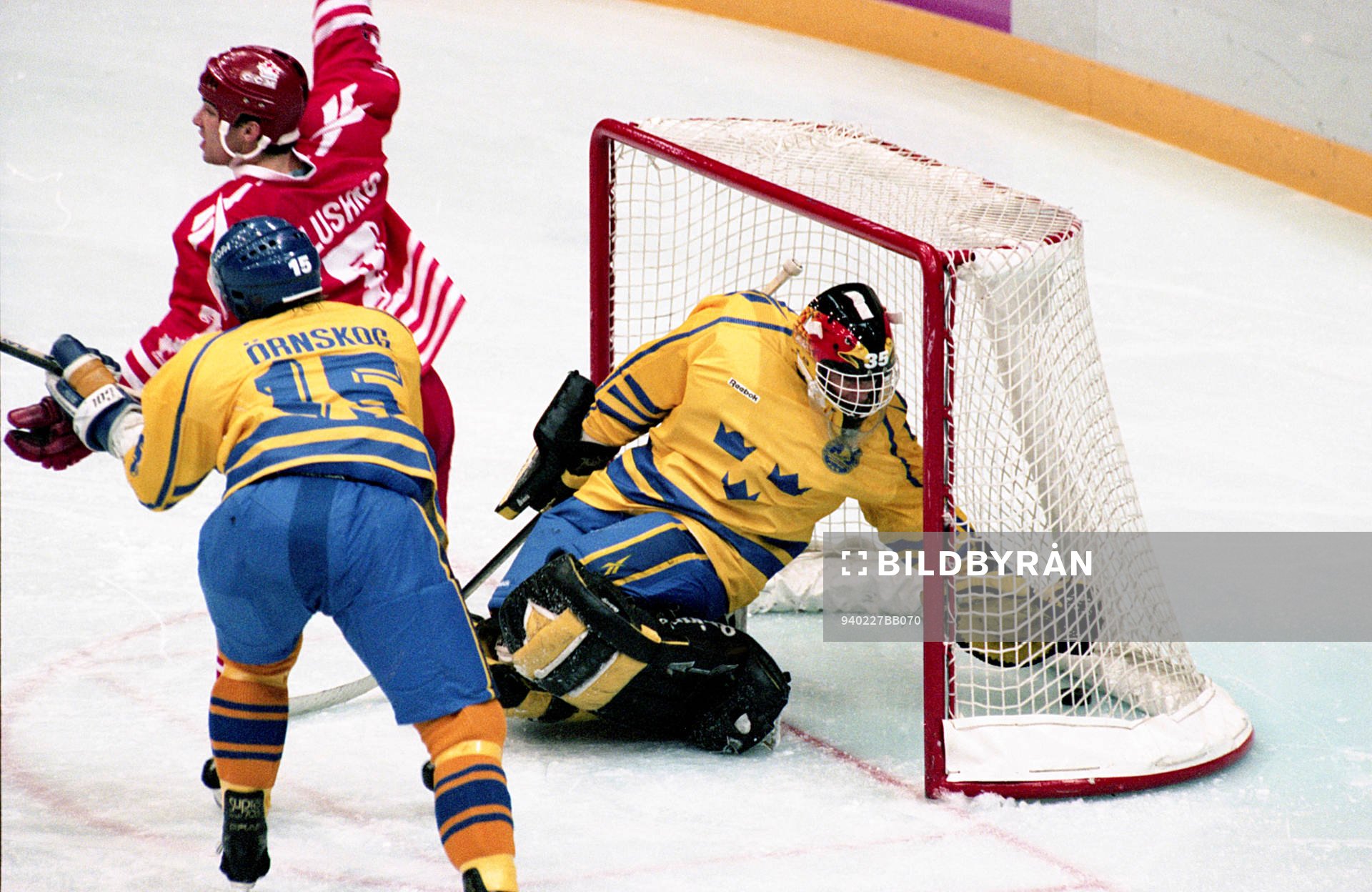 Stefan Örnskog, Tommy Salo, målvakt, Sverige ser pucken i
