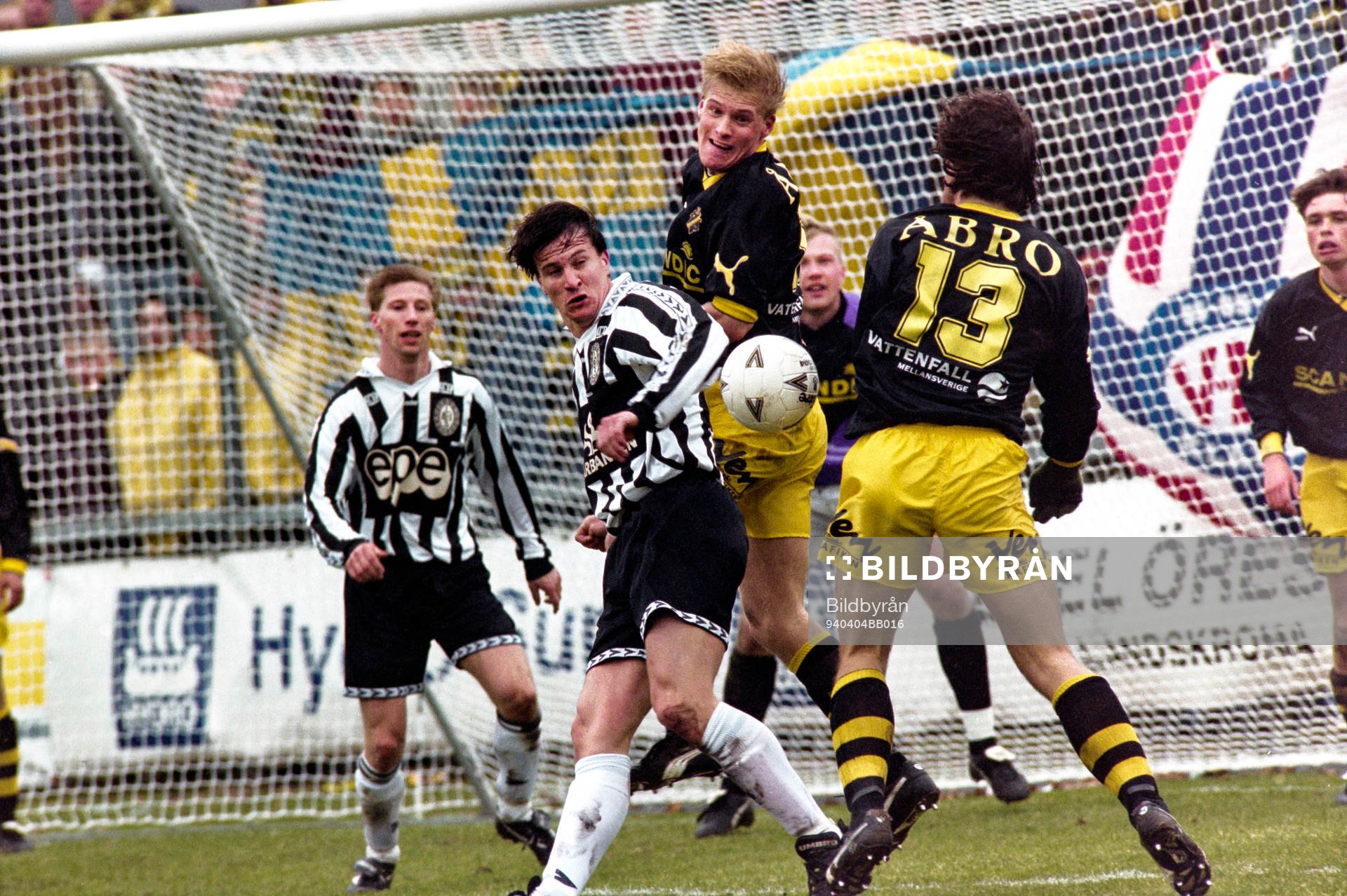 Johan Mjällby, AIK i en nickduell med Per Harrysson,