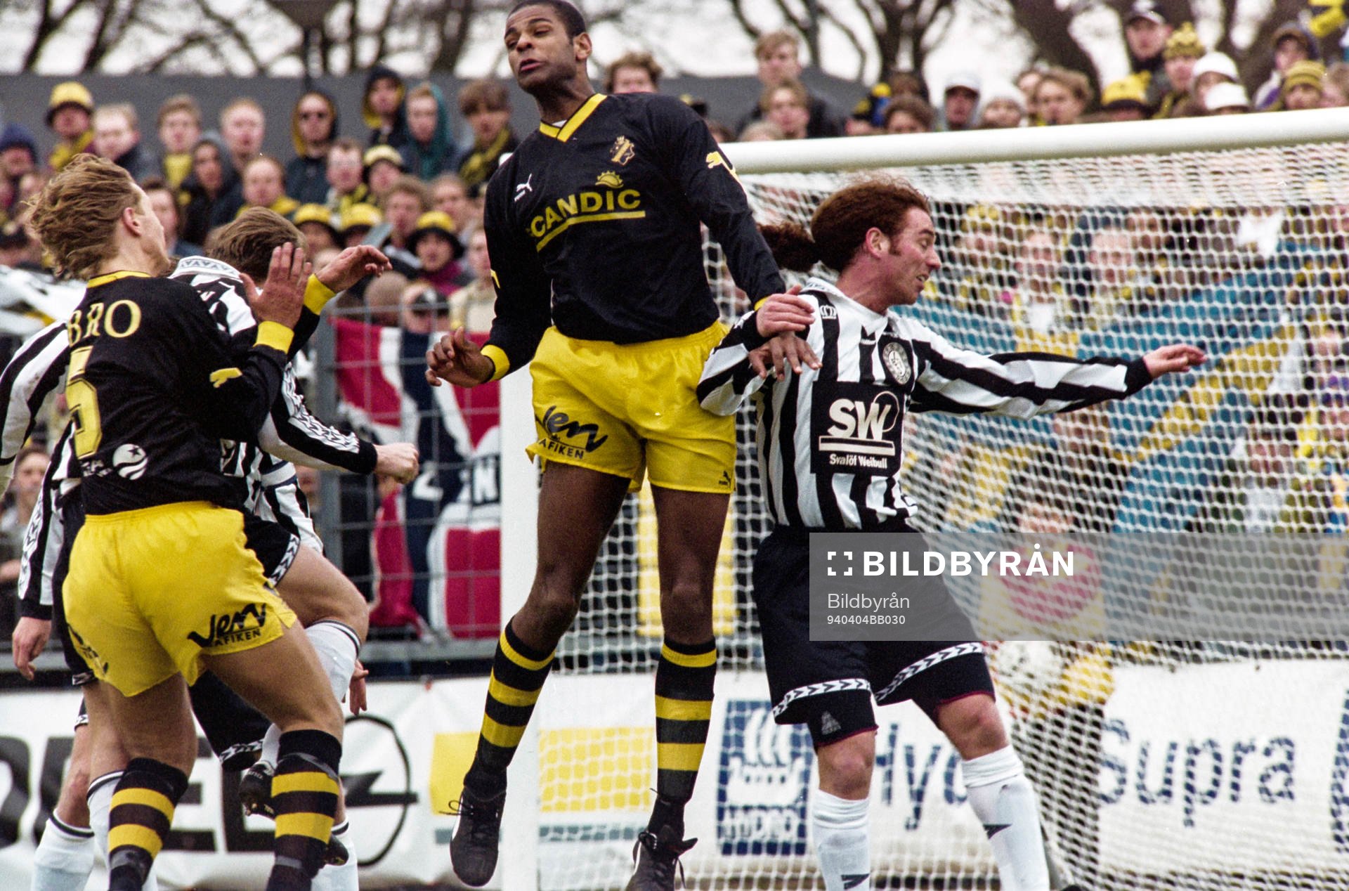 Pascal Simpson, AIK i en nickduell med Rickard Dahan,