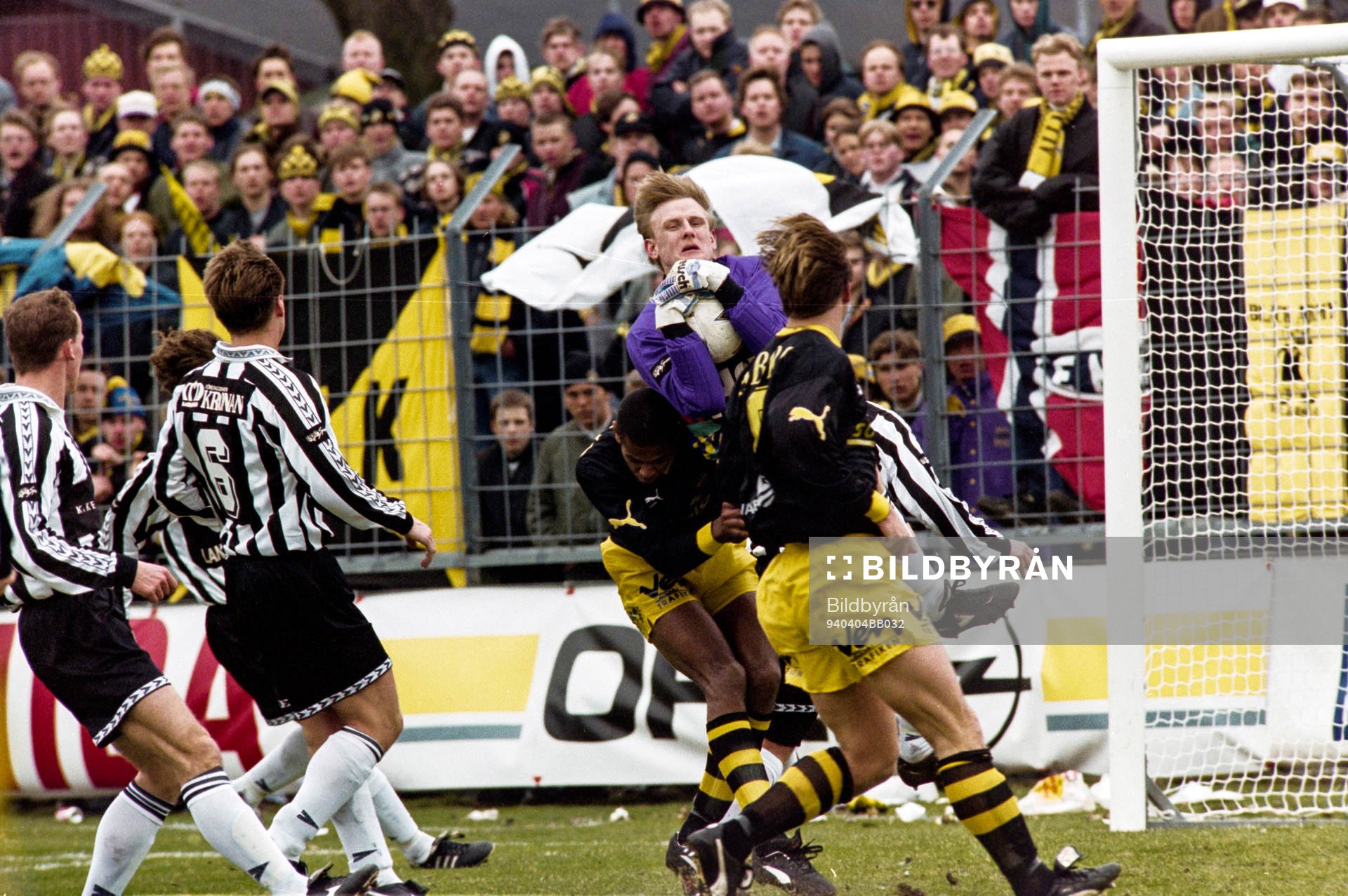 Landskronas målvakt Mats Svensson med bollen i säkert