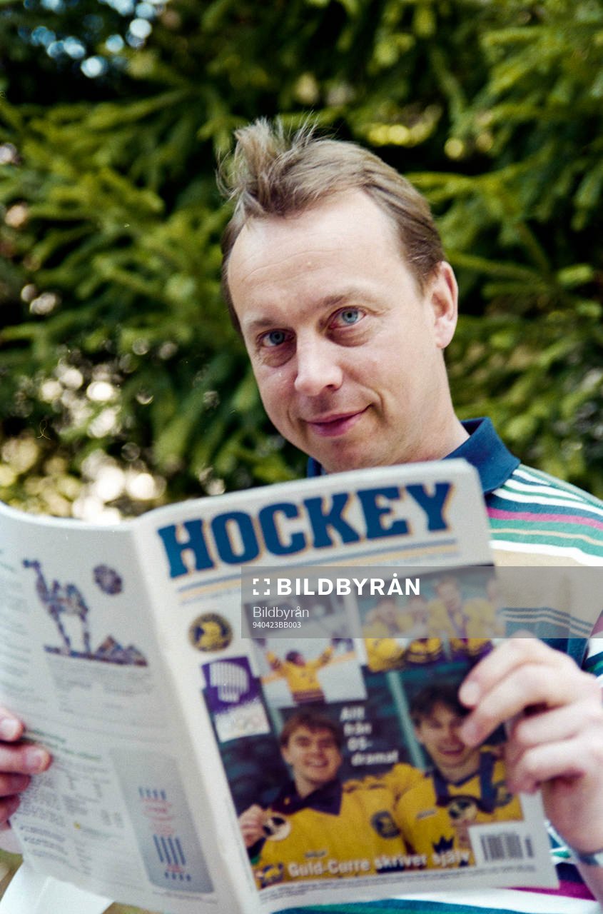 Per Mårts med hockeytidningen