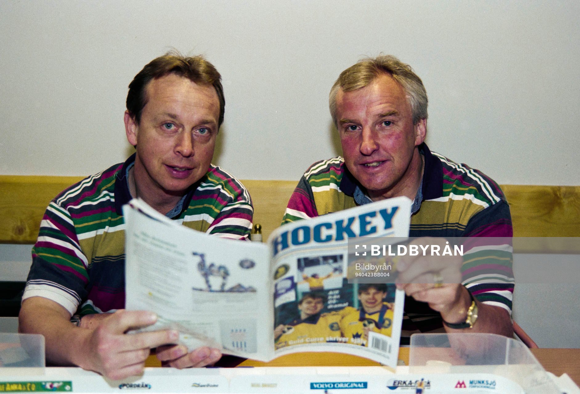 Per Mårts och Curt Lundmark med hockeytidningen
