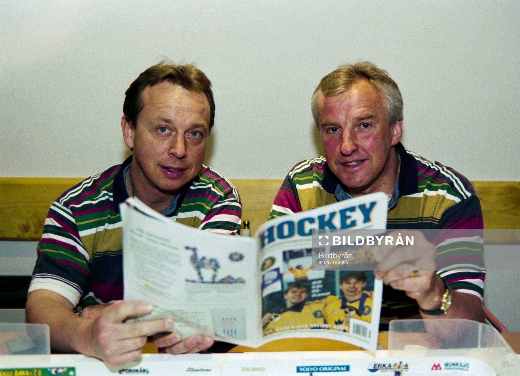 Per Mårts och Curt Lundmark med hockeytidningen
