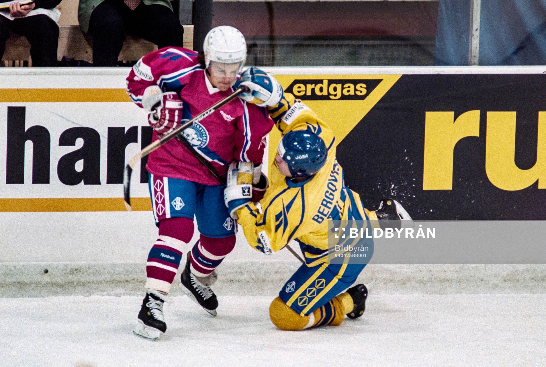 Jonas Bergqvist åker på en tackling av norges Petter