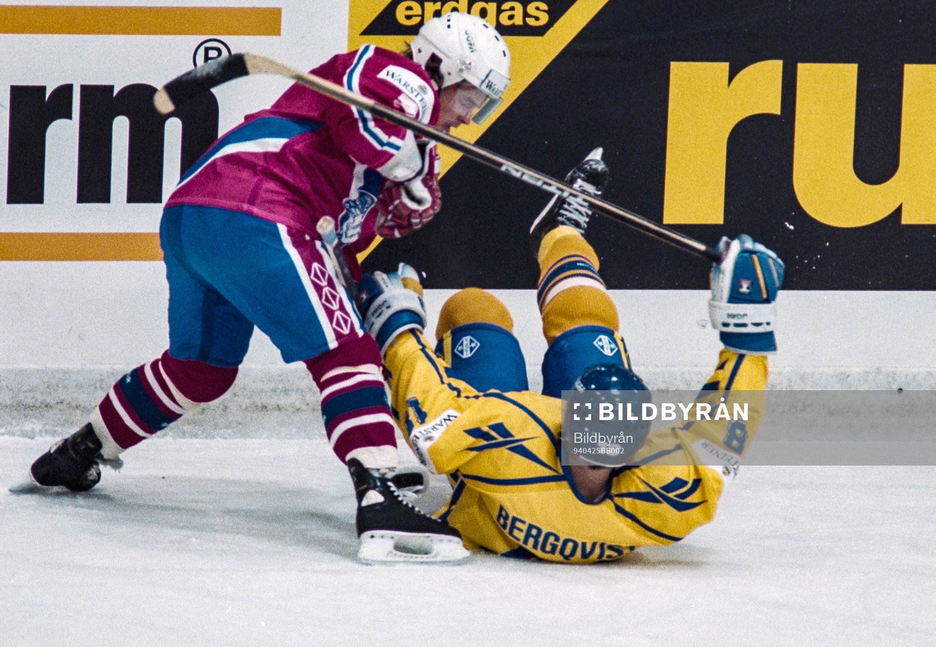 Jonas Bergqvist åker på en tackling av norges Petter