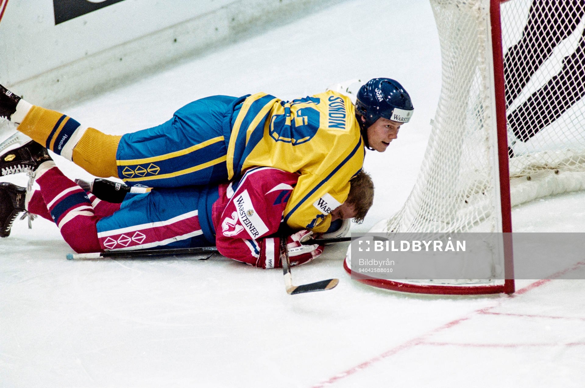 Mats Sundin tacklar norges Trond Vegar Magnussen