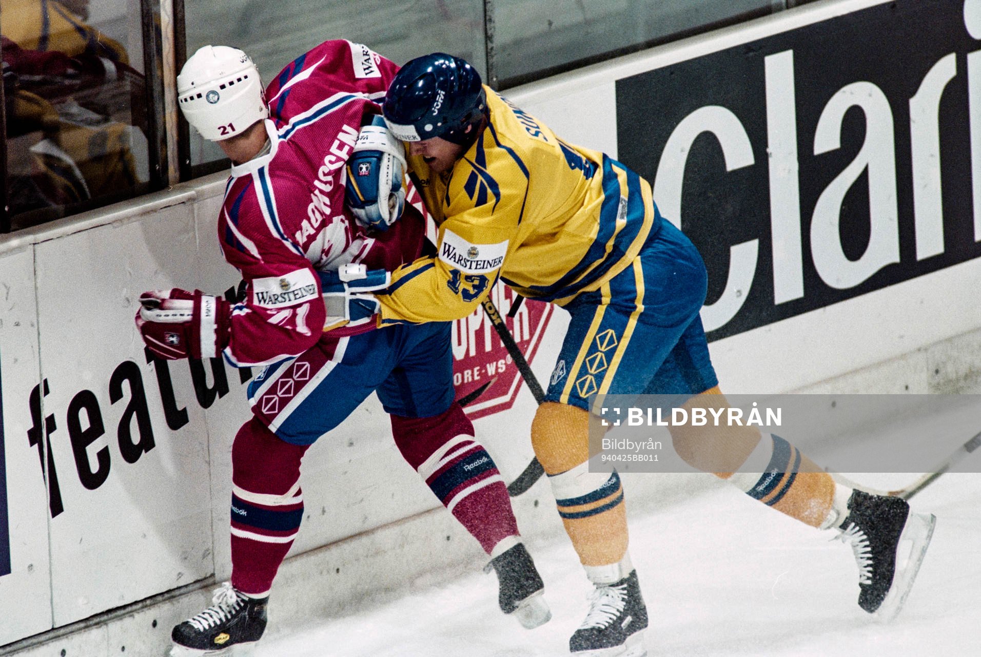 Mats Sundin tacklar norges Trond Vegar Magnussen