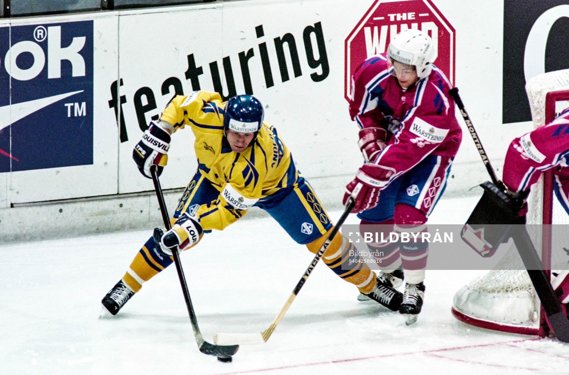 Sveriges Mikael Andersson med pucken