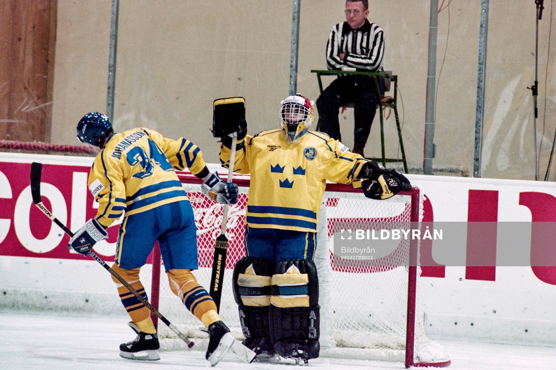 Roger Johansson är framme hos Tommy Salo, målvakt i