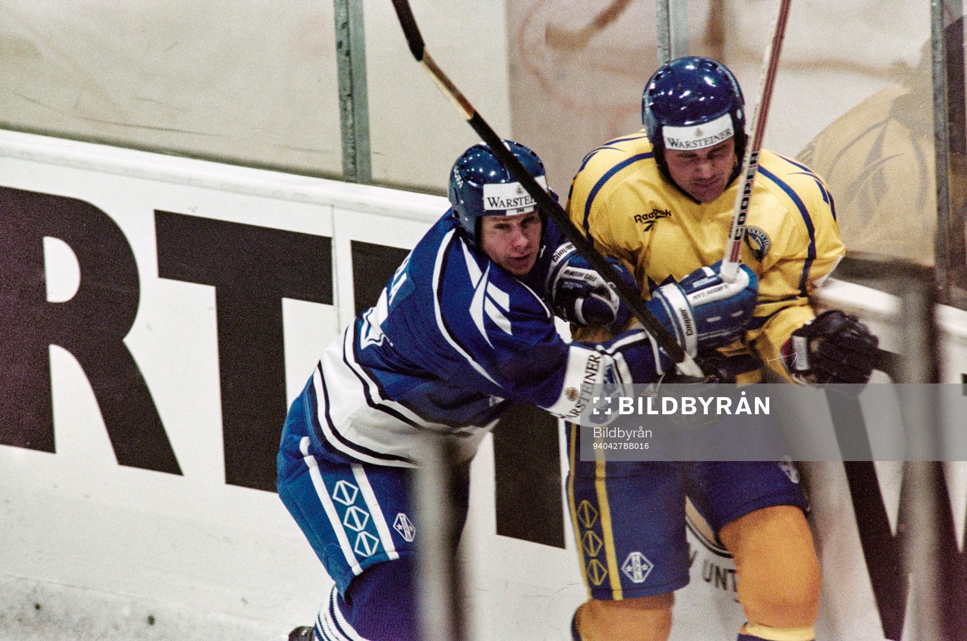 Sveriges Peter Andersson trycks upp i sargen