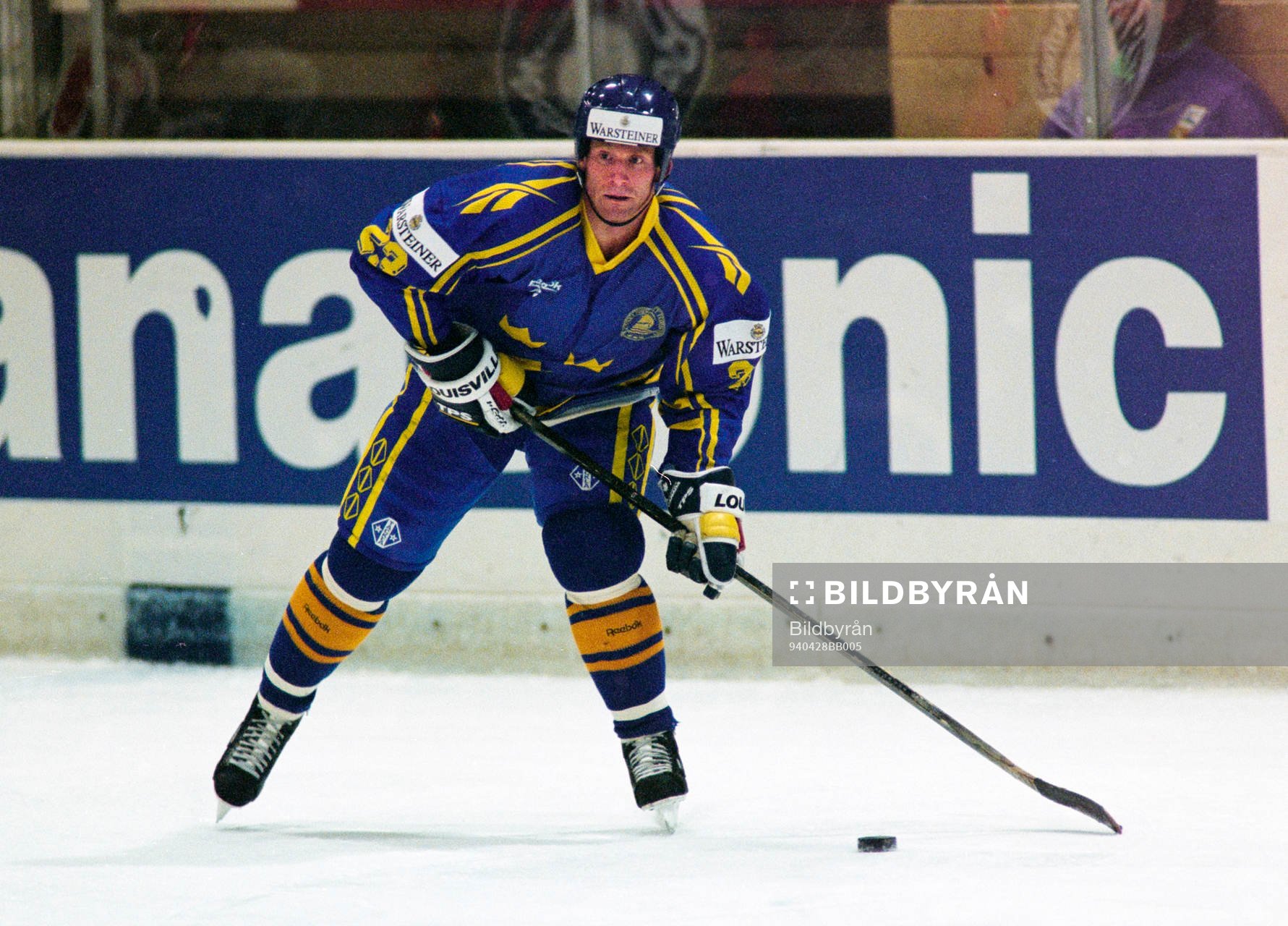 Sveriges Mikael Andersson med pucken