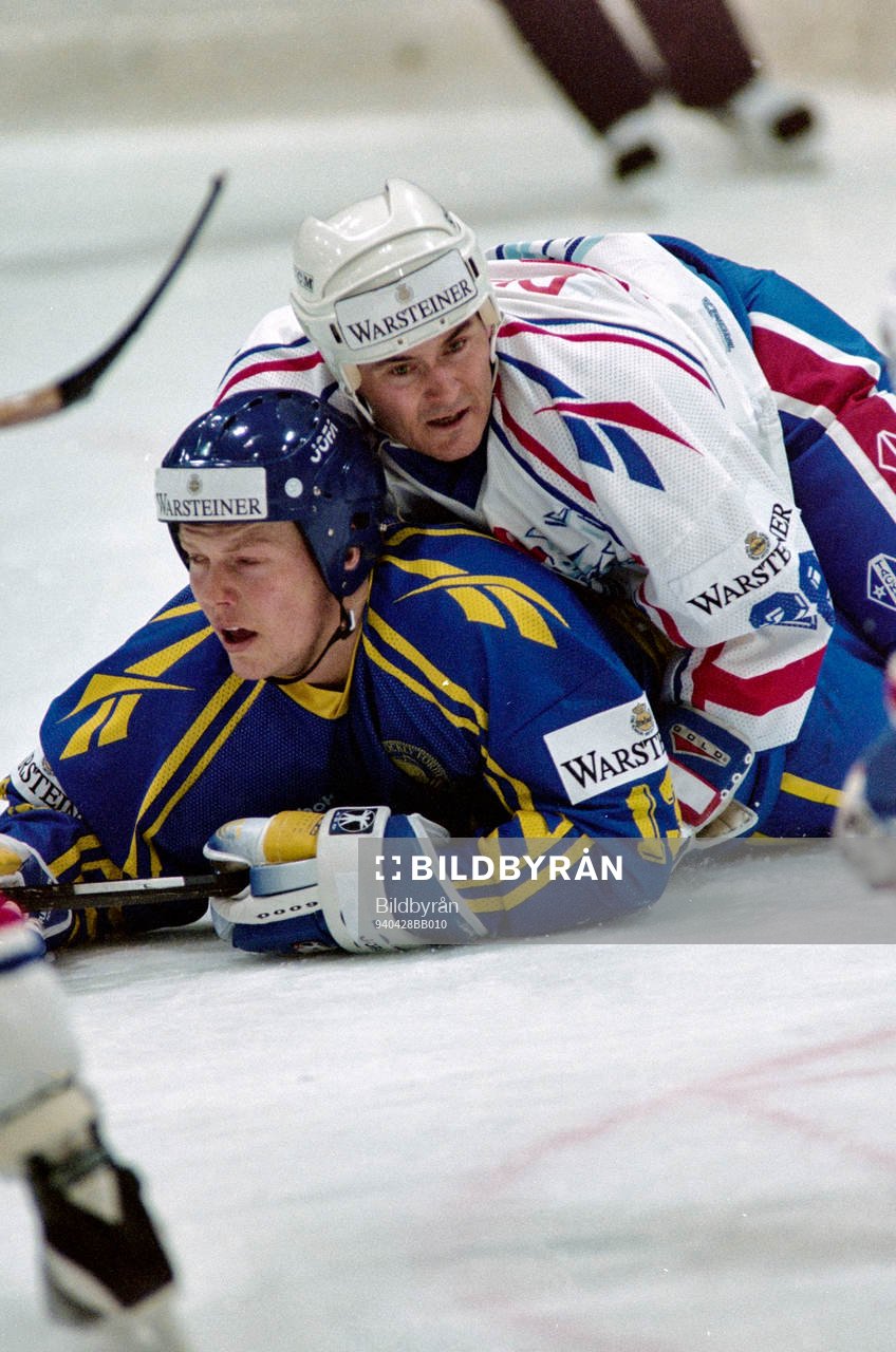 Sveriges Mats Sundin med frankrikes Roger Dube på ryggen