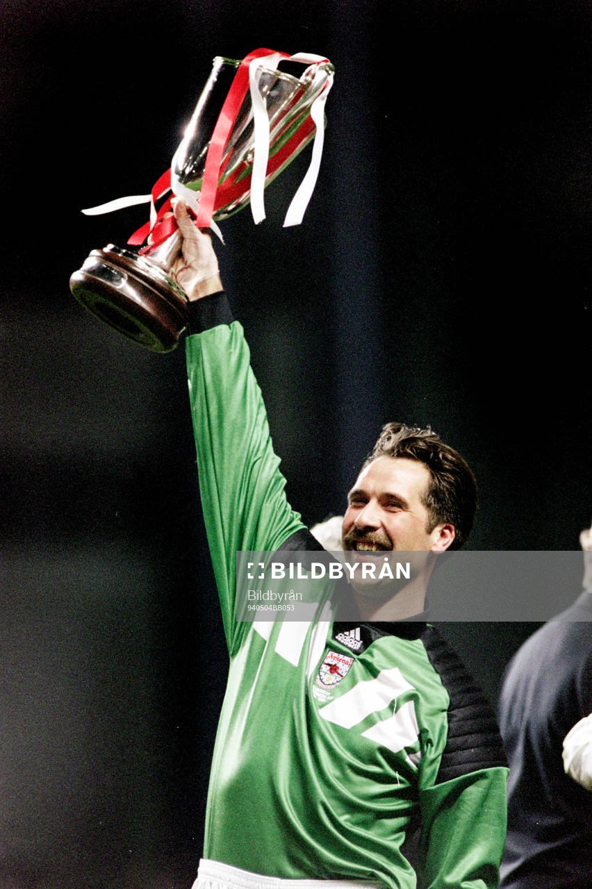 Fotboll, Cupvinnarcupen, Final, Arsenal - Parma, 1-0: Arsenals målvakt David Seaman jublar med pokalen.