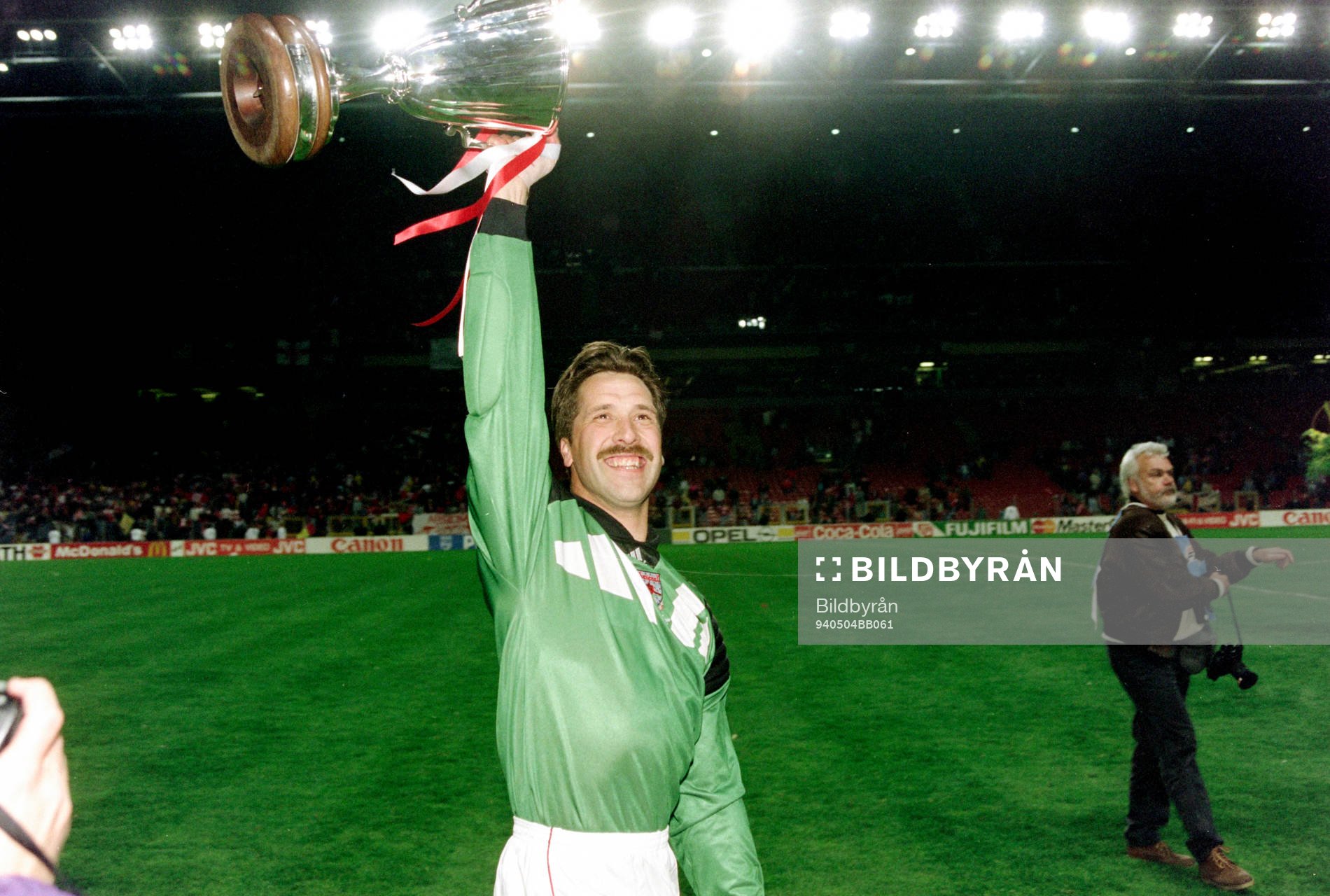 Fotboll, Cupvinnarcupen, Final, Arsenal - Parma, 1-0: Arsenals målvakt David Seaman jublar med pokalen.