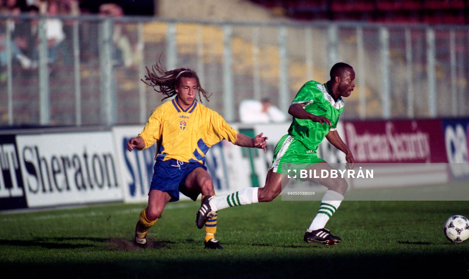 Henrik Larsson blir av med bollen