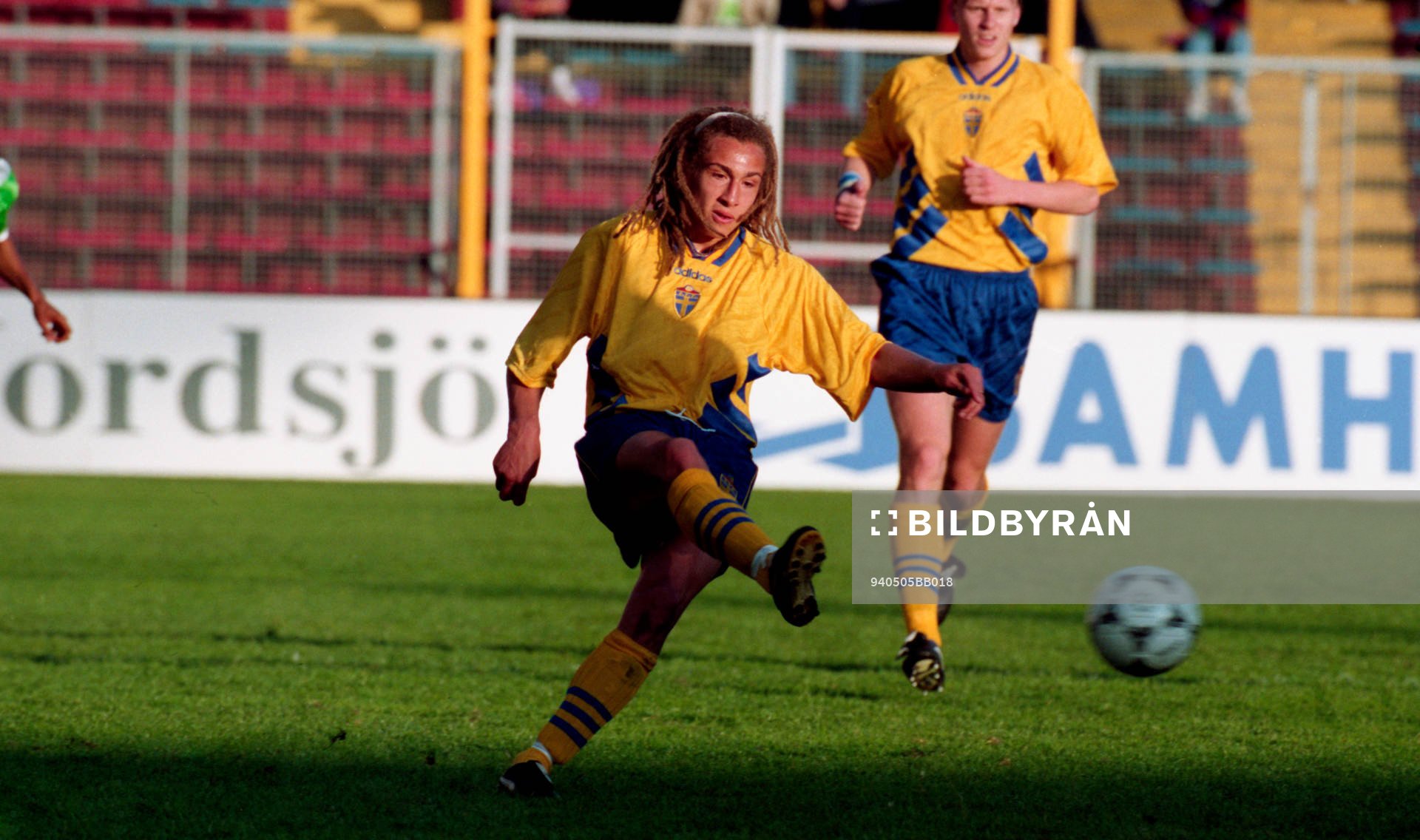 Henrik Larsson skjuter