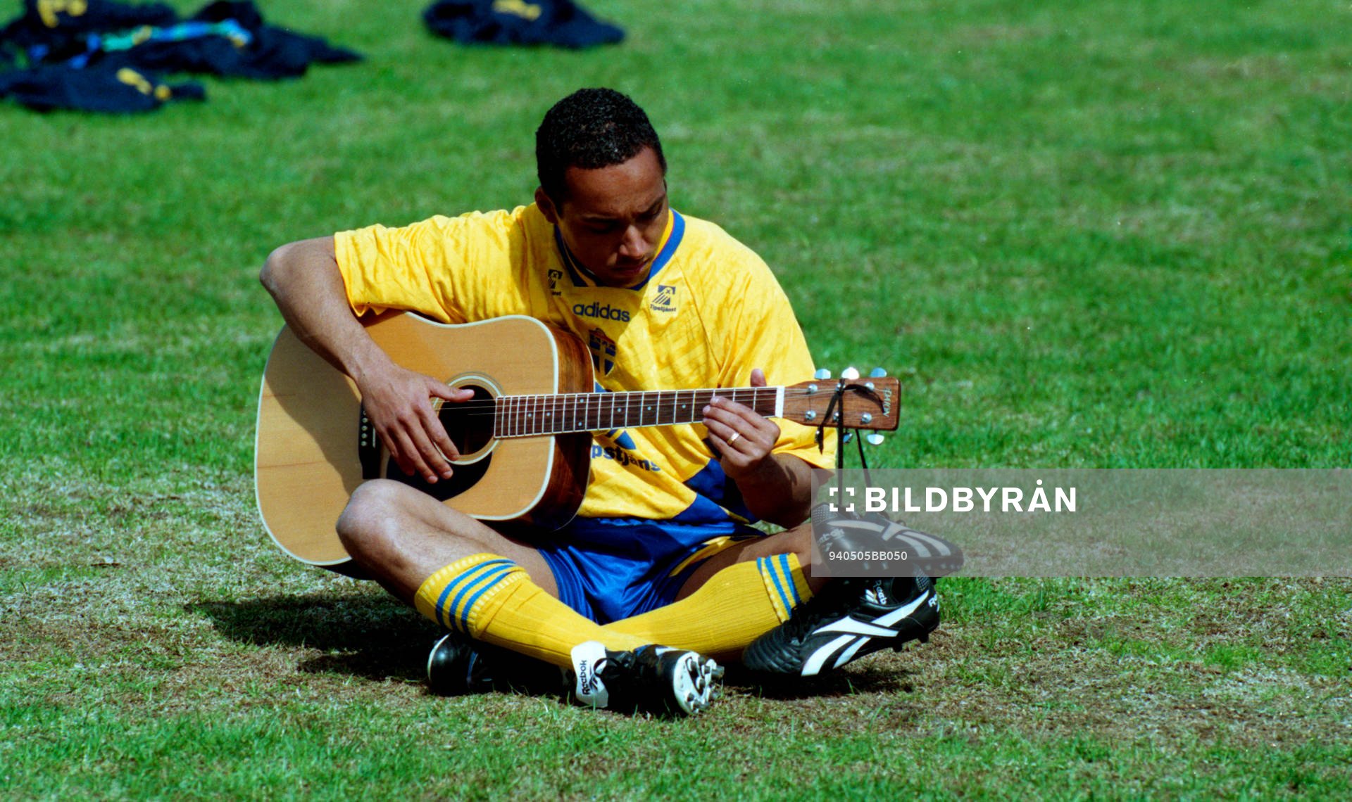  Martin Dahlin kopplar av med sin gitarr.