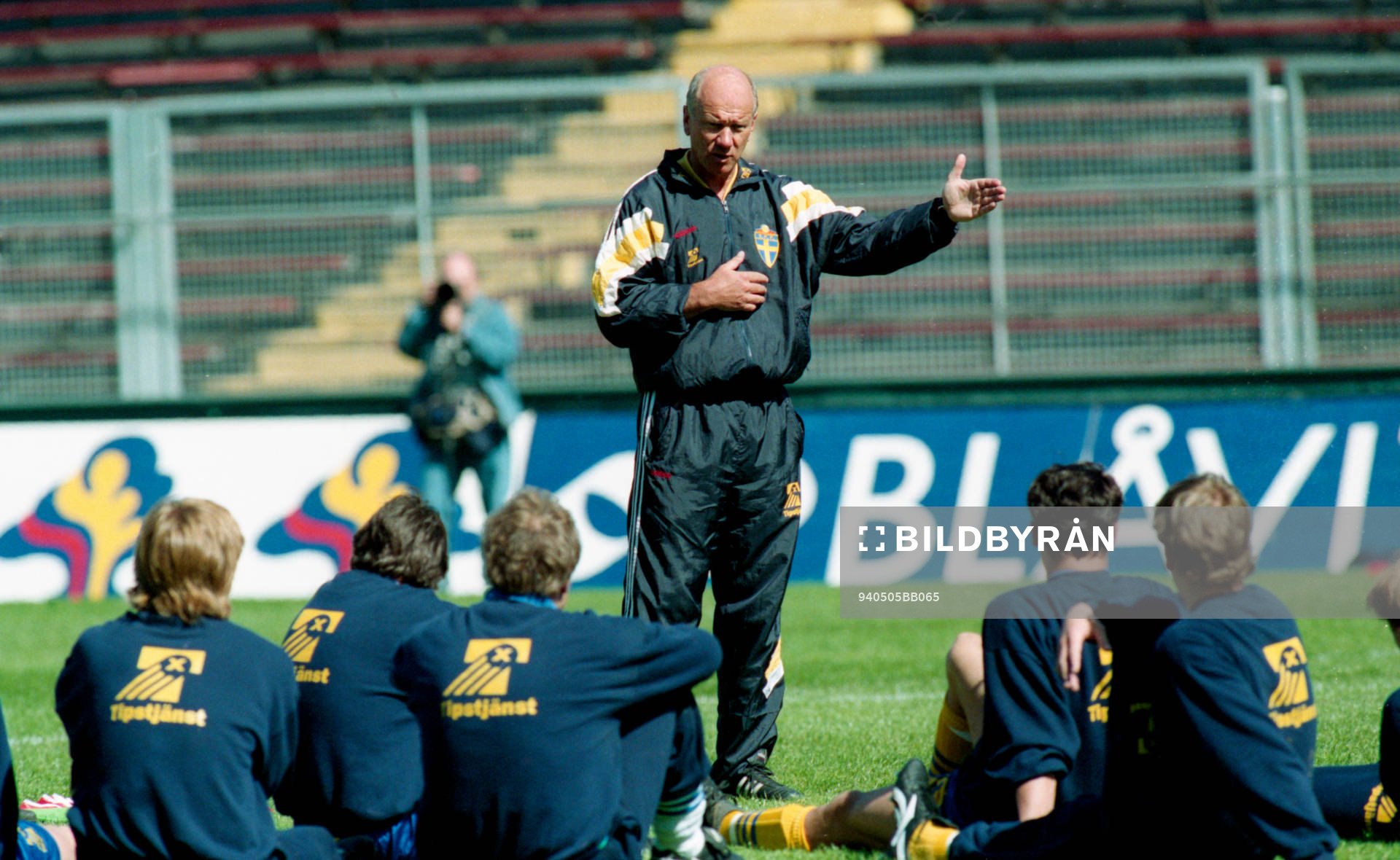 Tommy Svensson, förbundskapten instruerar