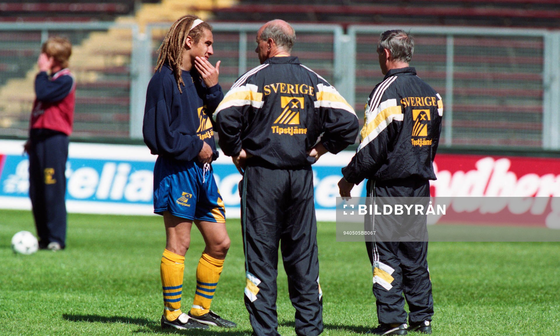  Henrik Larsson samtalar med Tommy Svensson, förbundskapten och Tord Grip, assisterande förbundskapten.
