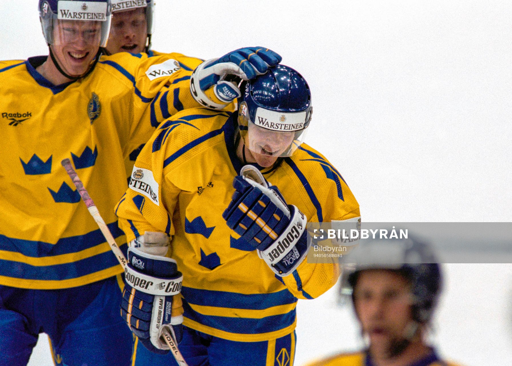 Sveriges Charles Berglund gratuleras av Jörgen Jönsson
